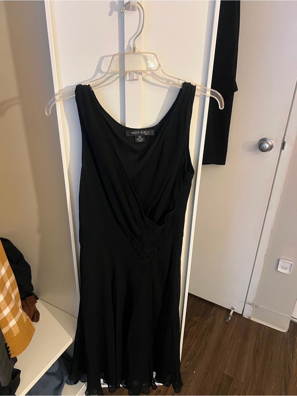 Anne Klein Black Sleeveless V-Neck Cocktail Dress